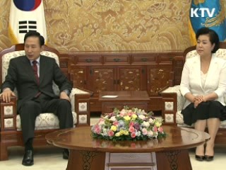 이 대통령 "북한 인권에도 관심 기울여야"