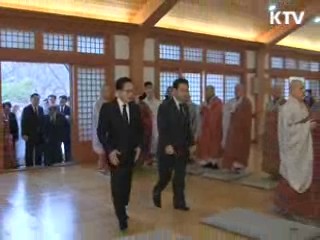 이 대통령 "법정스님, 큰 교훈 남기셨다"