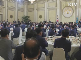 이 대통령 "천안함 북한 소행 부정 부적절"