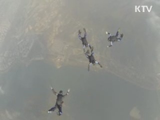 '하늘을 나는' 특전사···스카이다이빙 대회