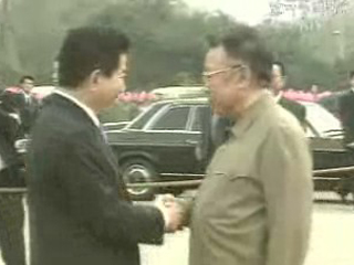 김정일 위원장, 영접 위해 기다려