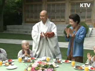 김윤옥 여사, 석탄일 맞아 동자승 초청