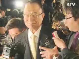 최시중 전 위원장  검찰 출석…대가성 집중 추궁