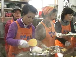 김윤옥 여사, 무료급식소 방문 '밥퍼' 봉사