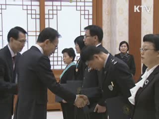 이 대통령, 인천공항 유공자 포상