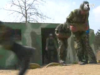 육군, '첫 특전 공수 자격증' 30명 배출