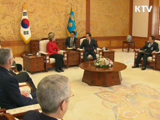 이 대통령, 힐러리 미 국무장관 접견