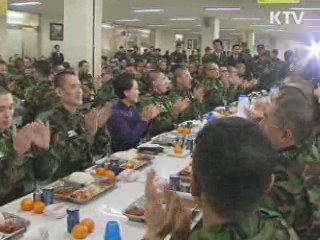 김윤옥 여사, 논산 육군훈련소 훈련병 격려