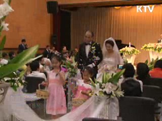 '공공도서관 결혼식' 1호 부부 탄생