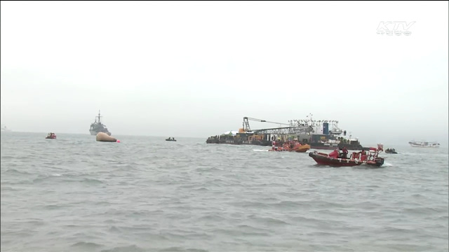 선체 곳곳 붕괴…악조건 속 수색 '안간힘'