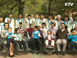 이명박 대통령 홀트 일산 요양원 방문