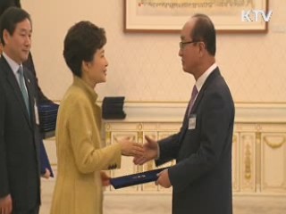 지방자치발전위 위원에 위촉장···공식 출범