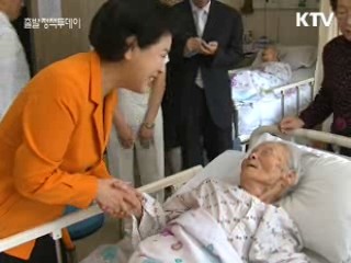 김윤옥 여사, 6·25 전사자 노모 위로