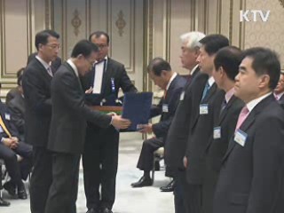 이 대통령, 고용창출 100대 우수기업 초청 격려