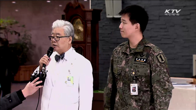 '북 지뢰' 부상 김정원 하사 두발로 걸어 퇴원