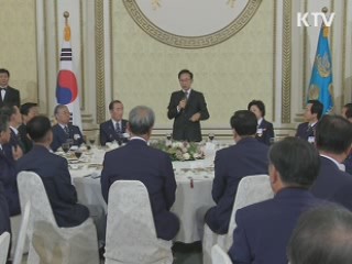 이 대통령 "천안함 북한 소행 부정 부적절"