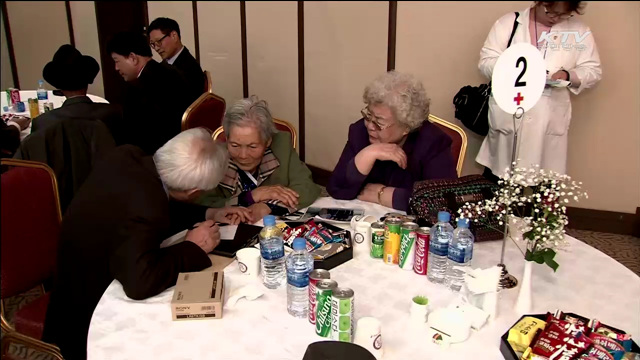 상봉 이틀째…이산가족들 '이야기 꽃' 활짝