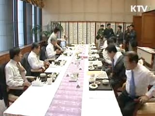 한은 총재, "당분간 금융완화 기조 유지"