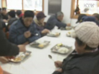 김윤옥 여사, 무료급식소 방문 '밥퍼' 봉사