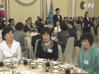 이 대통령, 국가유공자·유족 격려