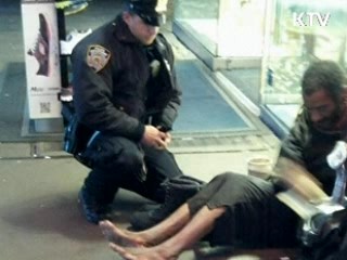 노숙자 신발 사준 '착한 뉴욕 경찰'