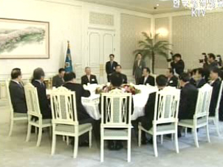 "격식 따지지 않는 실질 외교"