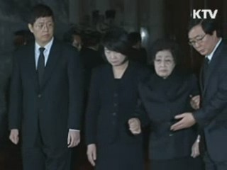 김정은, 이희호 여사·현정은 회장에 '깍듯'