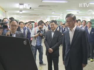 김황식 총리, 환경미화원·우체국직원 격려