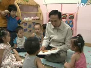 '현장속으로'…이 대통령 보육교사 체험