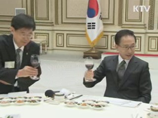 이 대통령 "각종 규제 신속하게 해결해야"