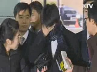 '성추문' 검사 징역 2년 선고…법정구속