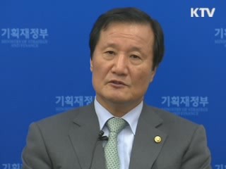 윤증현 장관 "금리 인상, 상반기 상황 보고 판단"