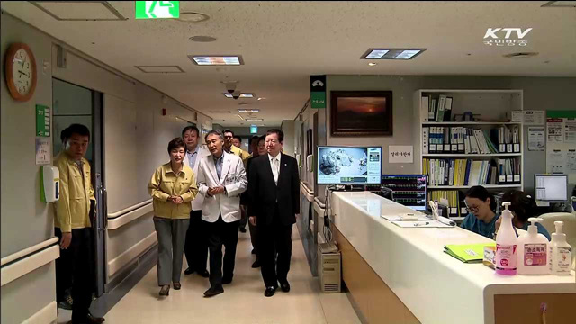 휴일에도 메르스 현장 방문…의료진·상인 격려