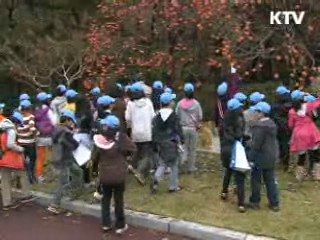 이 대통령, 어린이 기자들과 '감따기' 행사