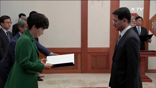 박 대통령, 박상옥 대법관에 임명장 수여