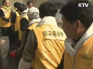 대사들, 독거노인 찾아 연탄배달 '구슬땀'