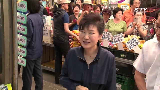 박 대통령 추석 맞아 전통시장 방문…민생물가 점검