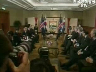 한미 정상, `北 핵포기시 평화체제 전환`