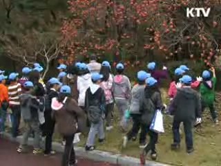 이 대통령, 어린이 기자들과 '감따기' 행사