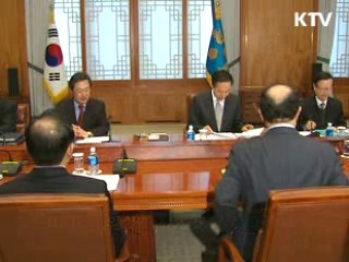 이 대통령 "연말연시 취약계층에 더 관심을"