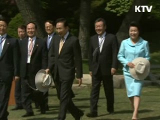 이 대통령 "봉사로 국가위상 올라 갈 것"