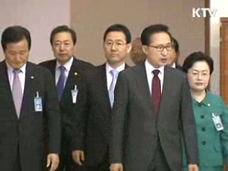 이 대통령 "촛불사태 반성하고 역사 기록에 남겨야"