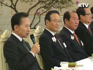 이 대통령 "어려울 때일수록 봉사 필요"