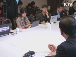 최 전 위원장 검찰 출석···대가성 여부 조사