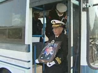 '46용사' 안장…유족들 끝내 오열