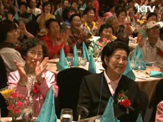 복지부, 독거노인에게 '사랑의 카네이션' 전달