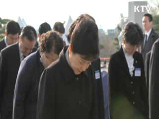 박 대통령 4·19묘지 참배…"국민행복시대 열겠다"