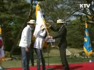 이 대통령 "봉사로 국가위상 올라 갈 것"