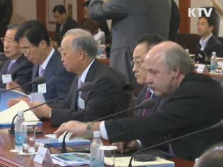 이 대통령 "경제 회복추세…경쟁력 위해 더욱 박차 가해야"