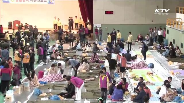 진도체육관에 생사확인 가족들 발길 이어져